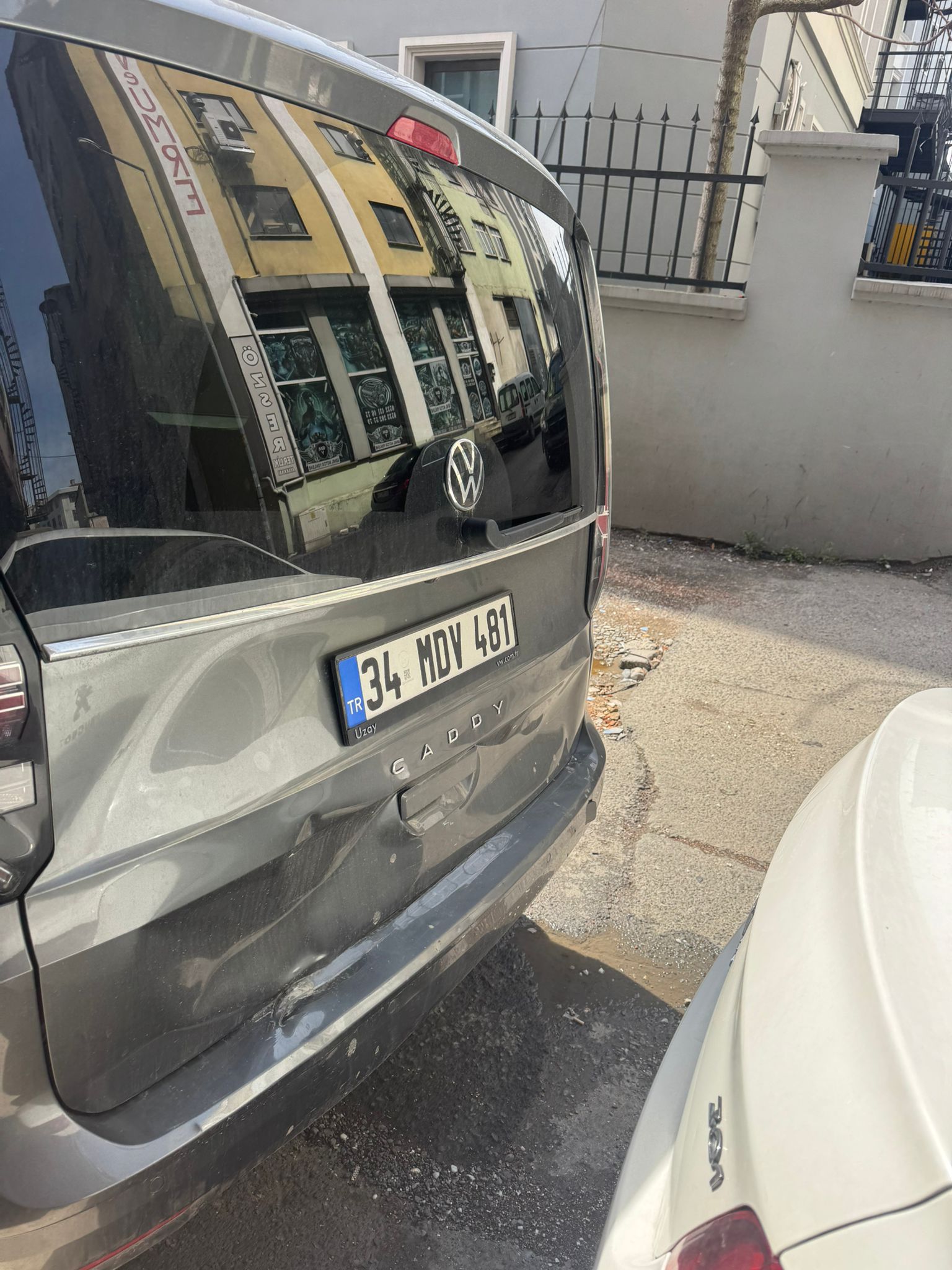 Gri ticari aracın arka kapak bölgesindeki ezik