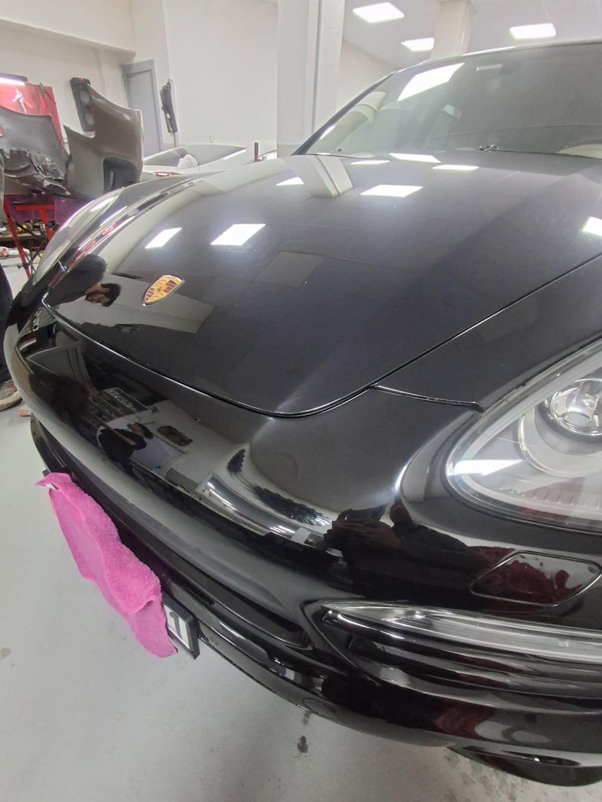 Onarım sonrası siyah Porsche ön bölüm detayı